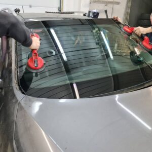 Заміна автоскла в Києві: ціна та важливі нюанси для автовласників
